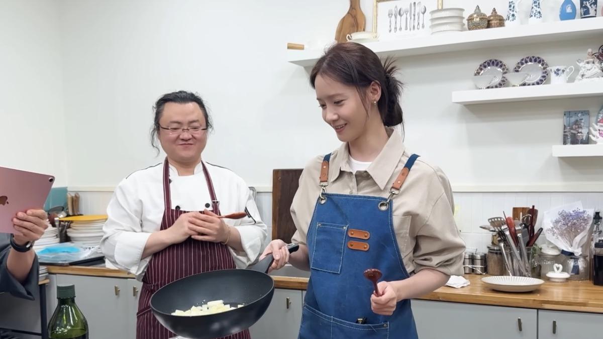 潤娥在《暴君的廚師》中飾演主廚角色,還在開拍前到餐廳學習。(圖/翻攝潤娥YT)