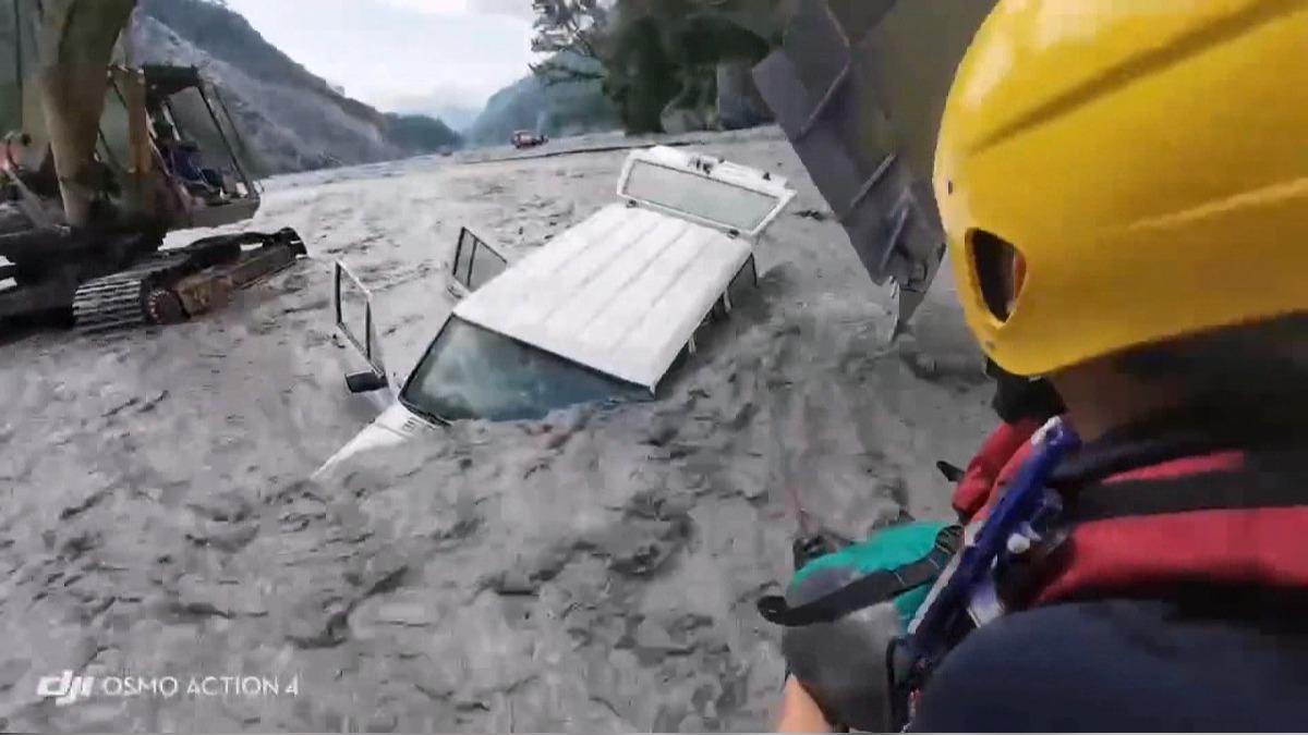 吉普車卡溪床,28歲男下車查看遭水流吸入活埋身亡。(圖/南投縣消防局提供)