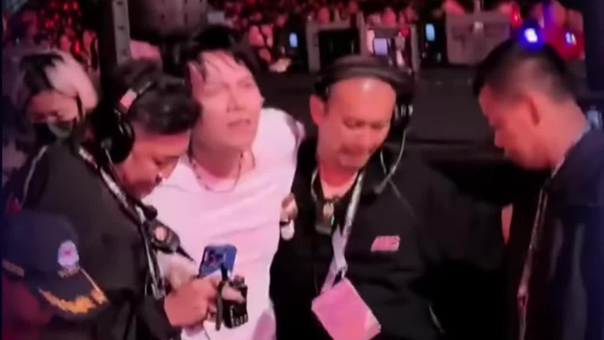 楊宗緯被工作人員攙扶時表情相當痛苦。(圖/翻攝微博)