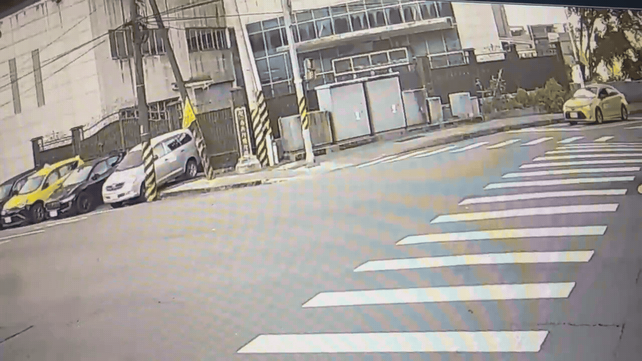 基隆男無照高速闖紅燈撞計程車。（圖／TVBS）