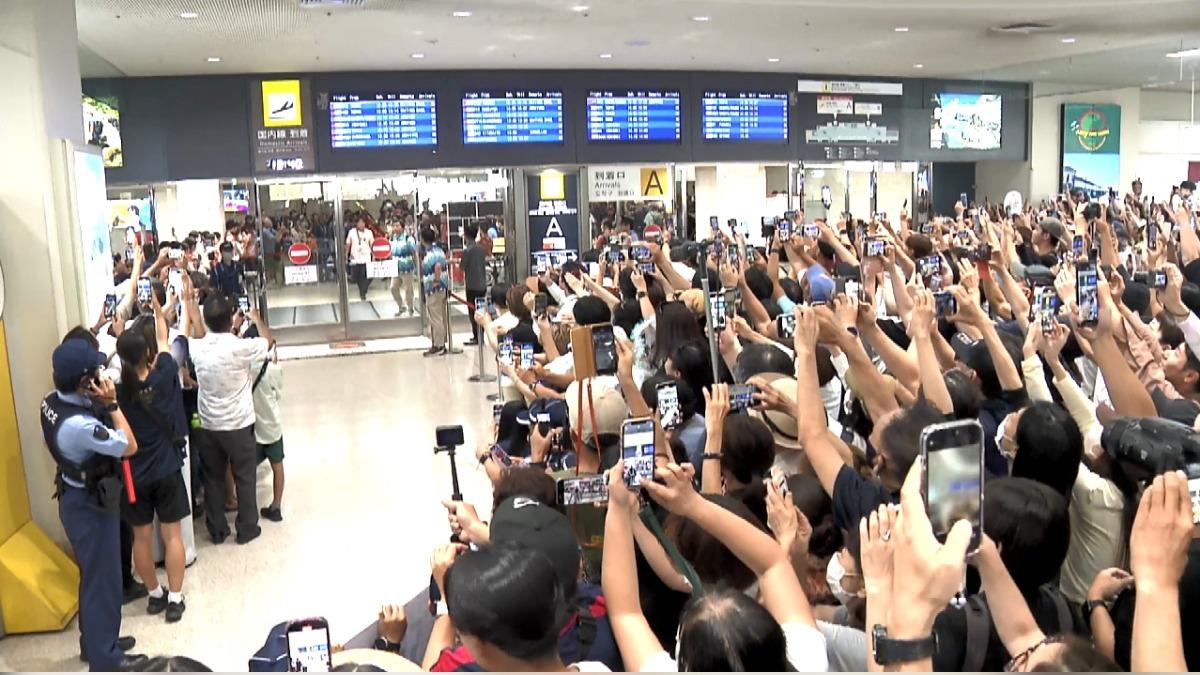 上千沖繩人擠進那霸機場,迎接沖繩尚學球員回家。(圖/QAB琉球朝日放送提供)