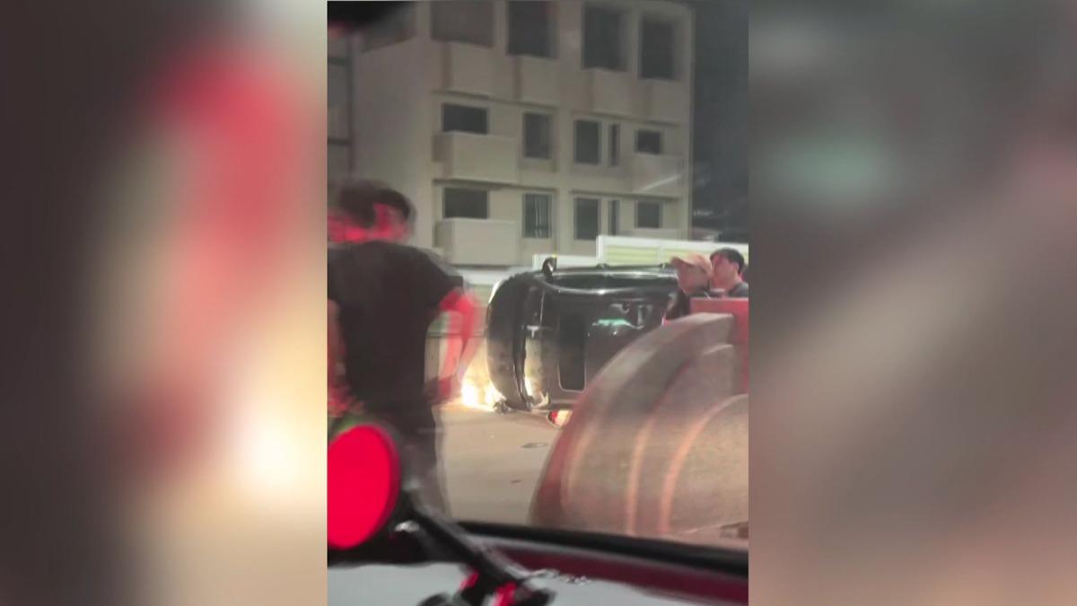 恍神釀災!轎車翻覆路中央,三車駕駛均安。(圖/民眾提供)