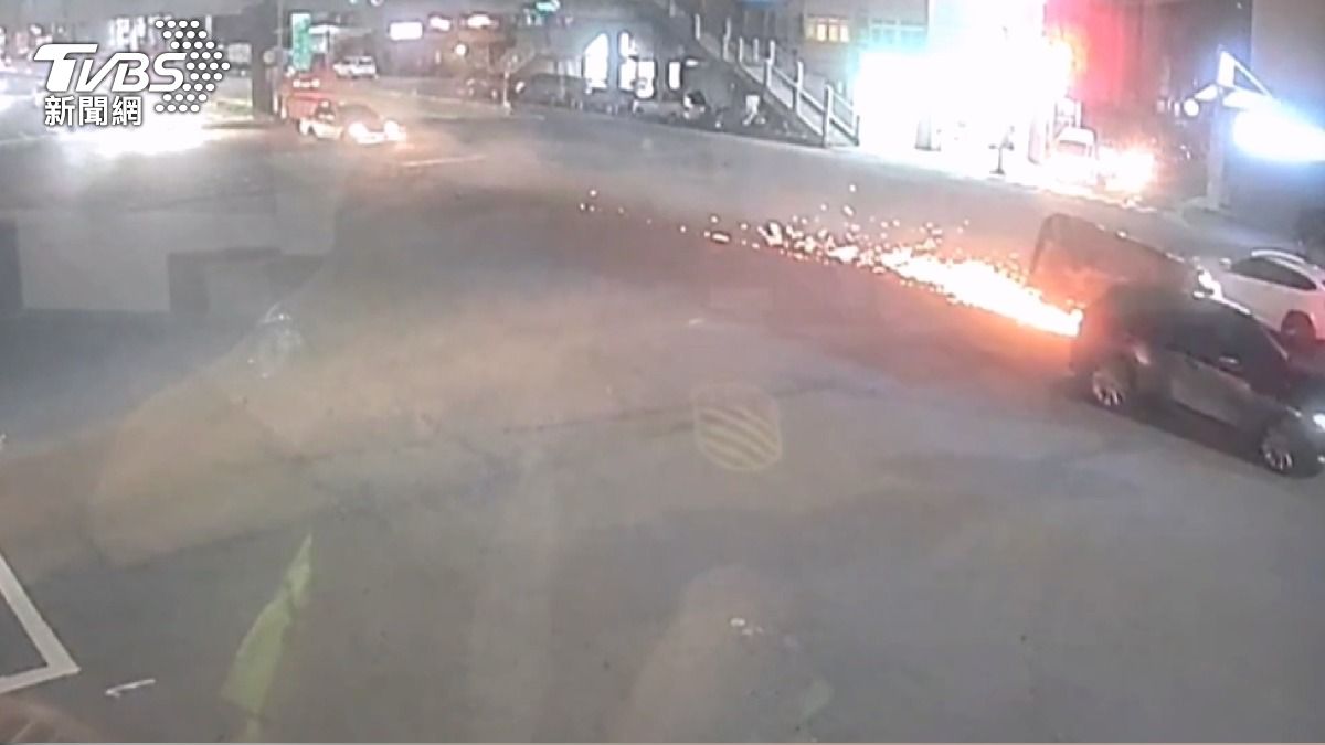 22歲羅男變換車道撞兩車側翻,地面擦出一陣火花。(圖/TVBS)