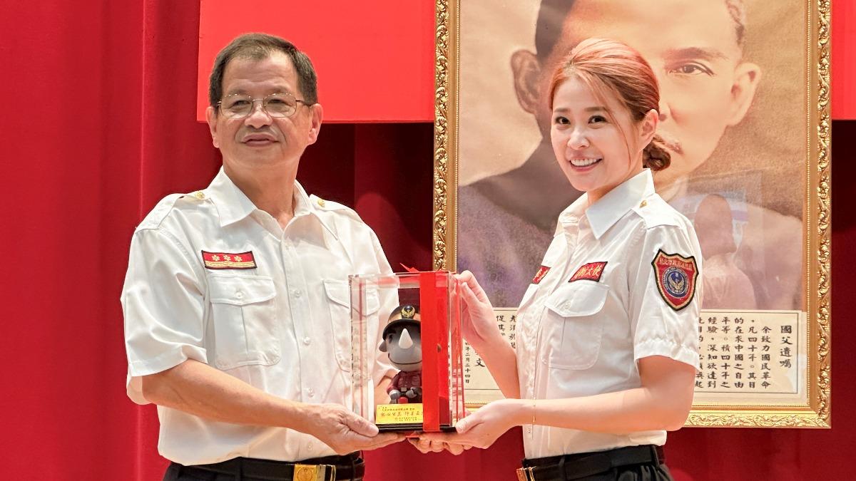 曾想當軍人!李燕「暖心善舉」曝光 農曆年與消防員圍爐