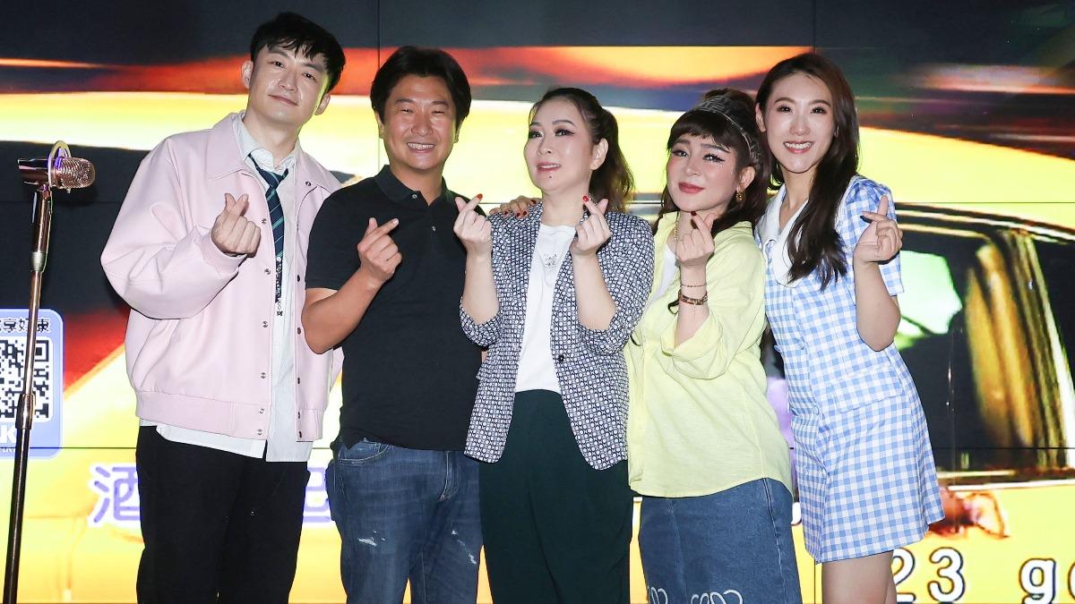 張秀卿與老公(左2)、謝金晶(右1)、王彩樺(右2)、葉諾凡(左1)現身慶功宴。(名人演藝事業提供)