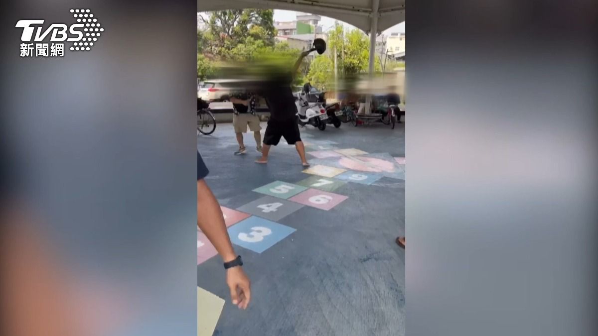兒童公園旁抽菸遭制止！男暴走猛K家長飆國罵。（圖／TVBS）