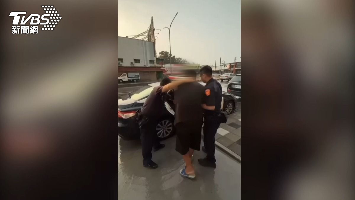 警方抵達現場後，朱姓男子仍試圖繼續施暴，警方依法將他逮捕送辦。（圖／TVBS）