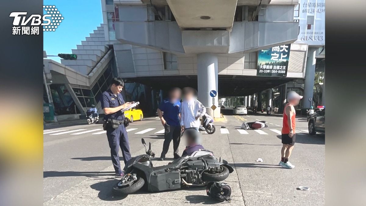 陳男趕上班闖紅燈，結果這麼一撞，不但機車撞爛，人也受傷掛彩。（圖／TVBS）