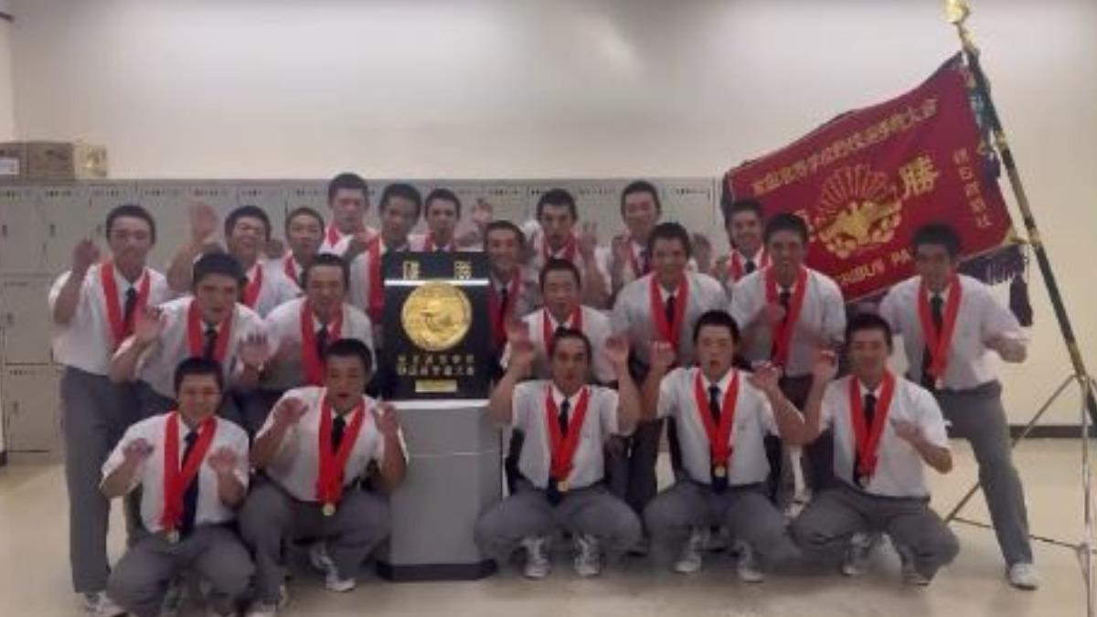 沖繩尚學拿下夏季甲子園冠軍後凱旋,不少沖繩民眾在機場接機。(圖/翻攝自沖繩尚學IG)