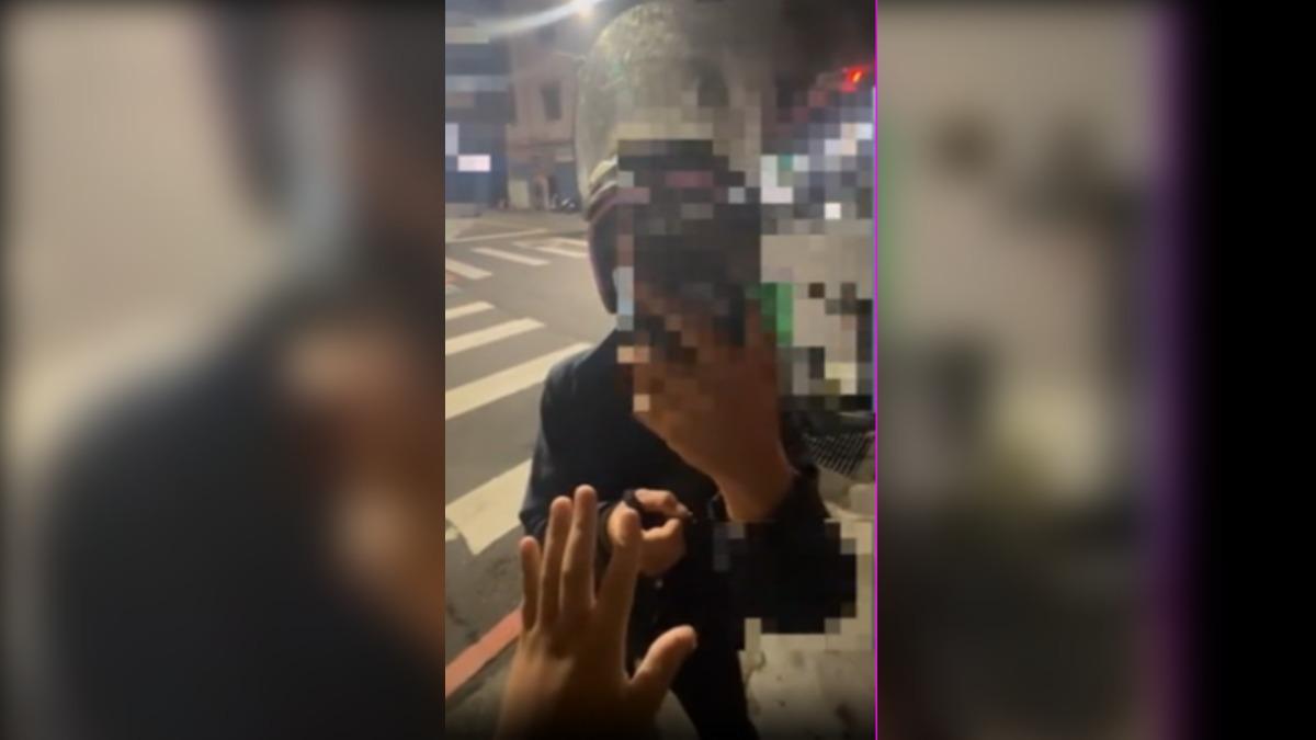 騎士與外送員因行車糾紛,爆發口角,雙方拿手機互拍。(圖/當事騎士提供)