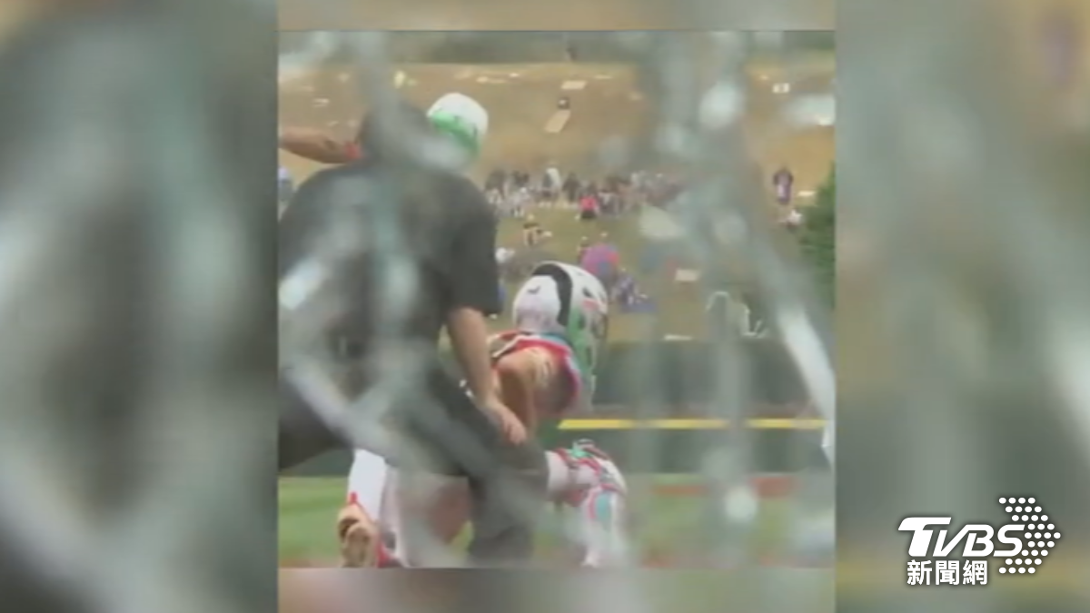 美國隊打者界外球不慎打到攝影機。(圖/littleleague IG)