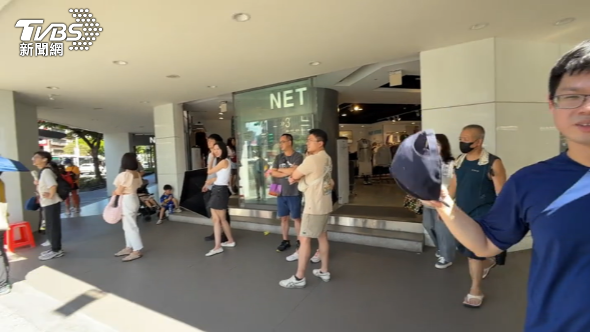 網友熱議,行天宮附近服飾店陰涼處等紅燈有冷氣吹,體感降約4度。(圖/TVBS)