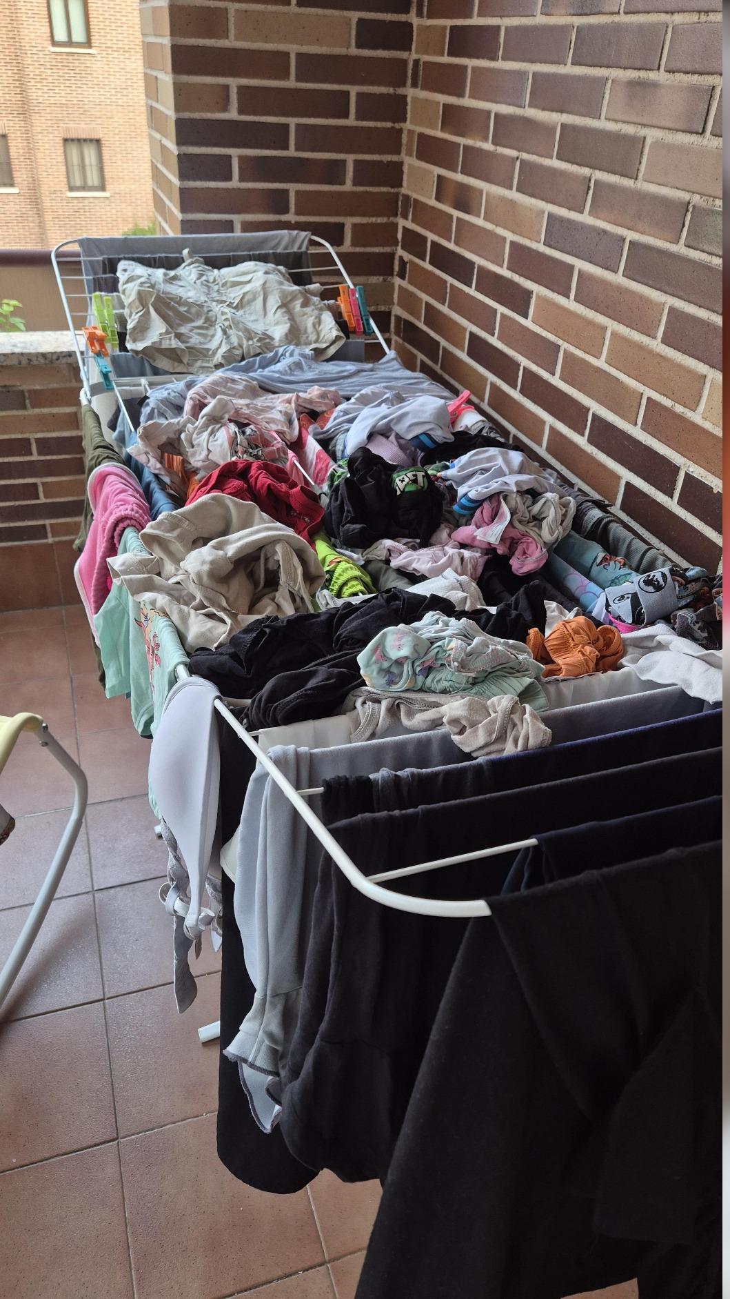 外國人妻分享丈夫曬衣服的方式,受到網友關注。(圖/翻攝自reddit)