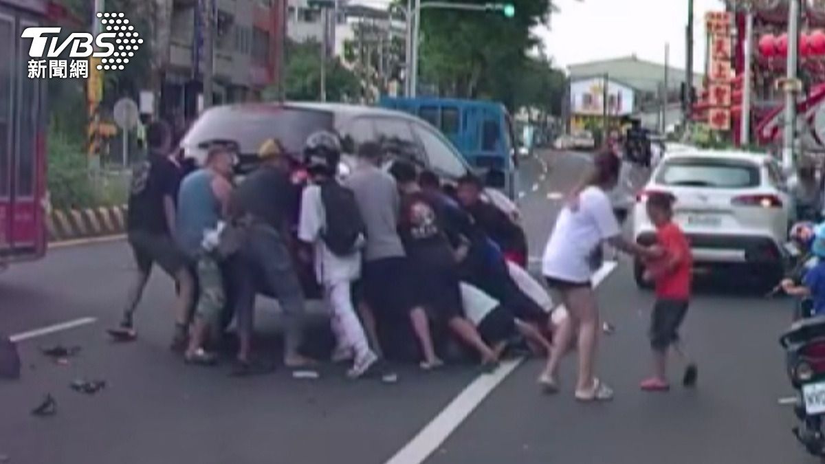 驚險一瞬間!10位熱心民眾合力抬起休旅車 救出遭壓女子。(圖/翻社maurice12212)