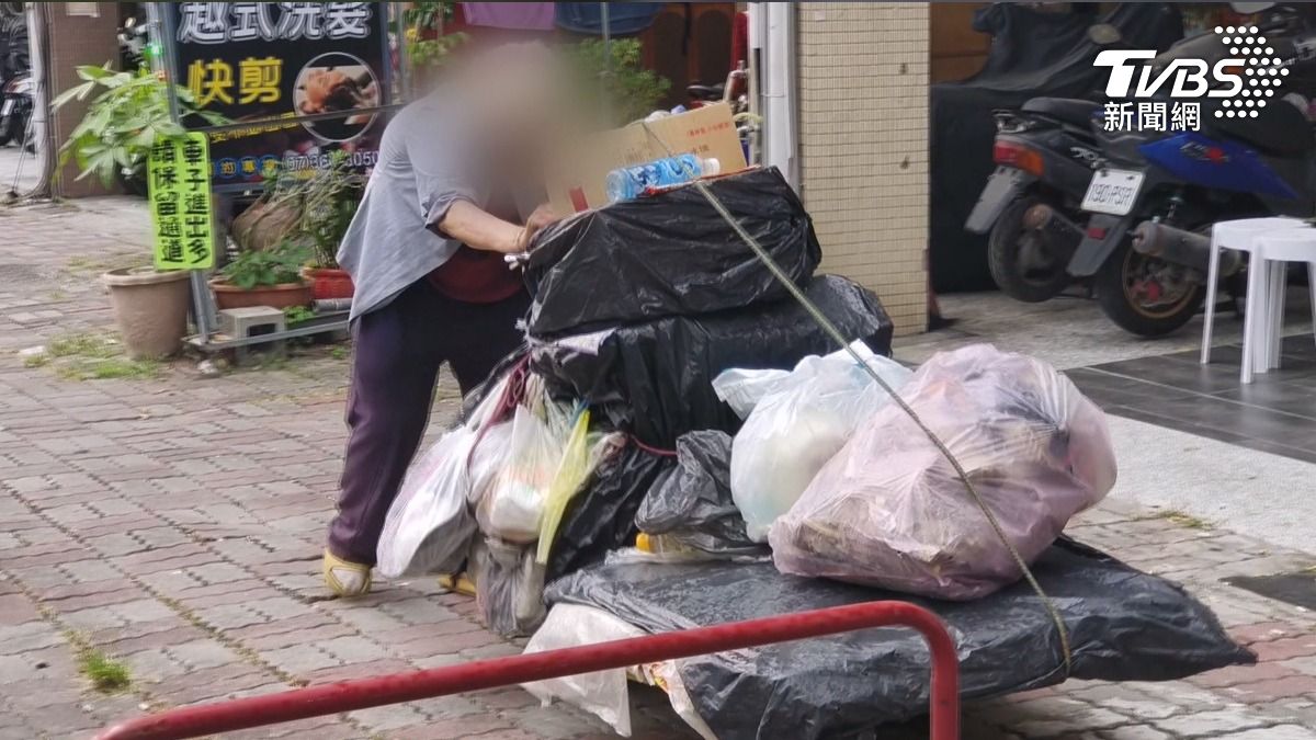 阿婆「霸占騎樓當垃圾場」 環保局怒開罰:不改繼續罰(圖/TVBS)