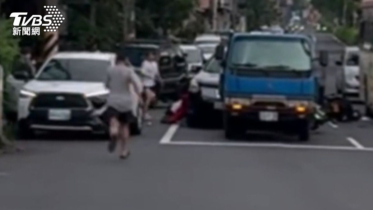 熱心民眾成功將車抬起後,消防隊員抵達現場接手處理後續救援工作。(圖/翻社carolyn_wen)