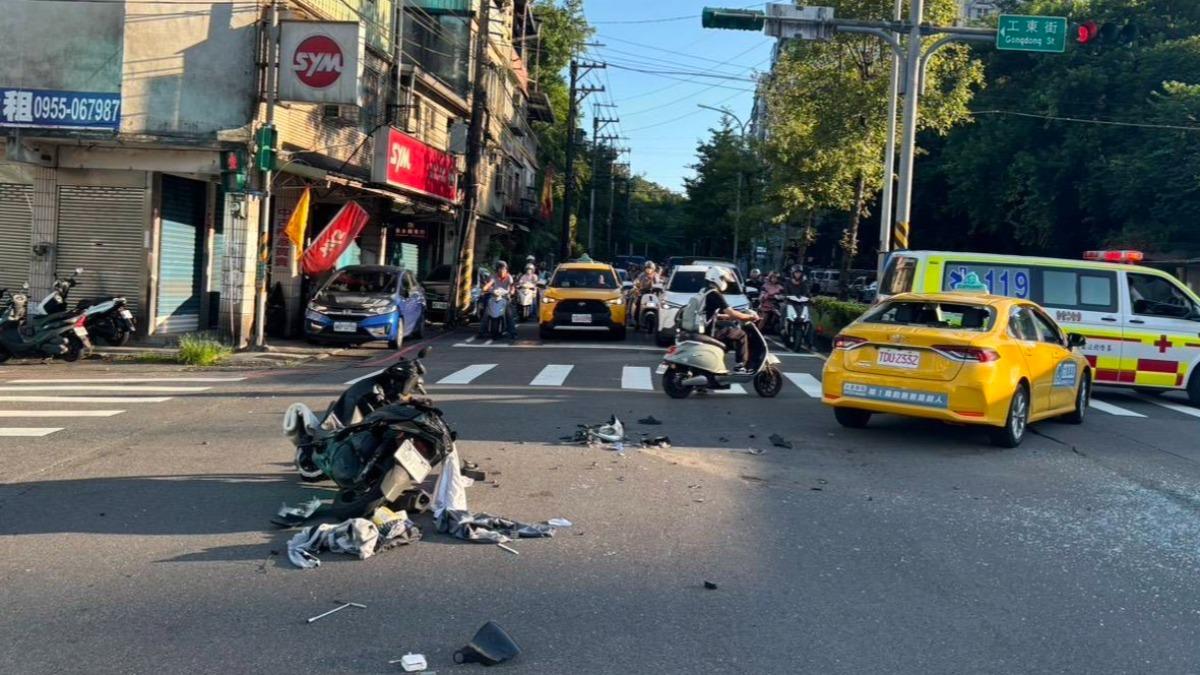 女車禍腦死手機失蹤，男彎腰撿物惹質疑。（圖／警方提供）
