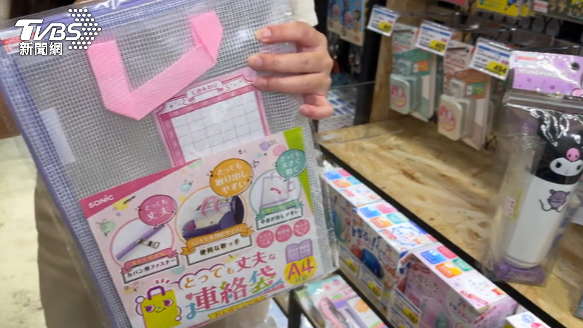 文具店湧人潮，經典IP聯名筆袋、「補習袋」熱銷。（圖／TVBS）