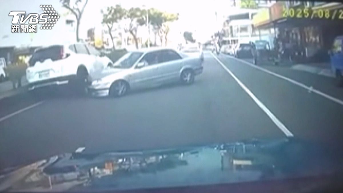 苗栗老翁倒車誤踩油門暴衝上路 「小童走過幾秒」驚險畫面全都錄。(圖/TVBS)