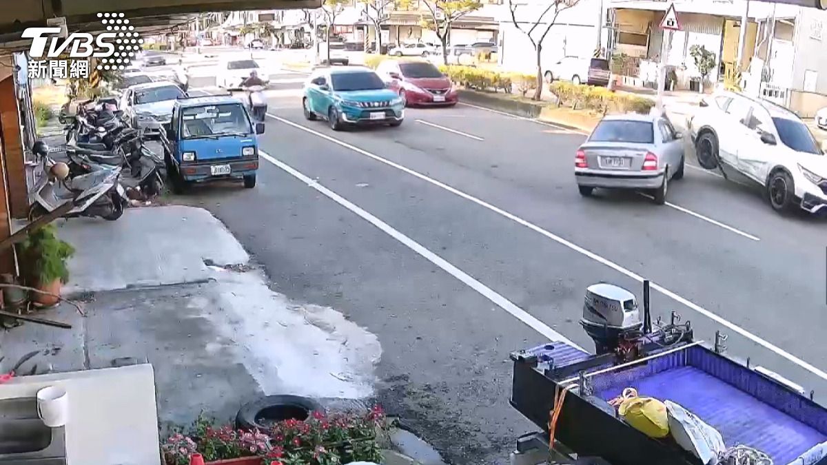 這起驚險車禍的過程被住家監視器及路過車輛的行車紀錄器完整記錄下來。(圖/店家提供)