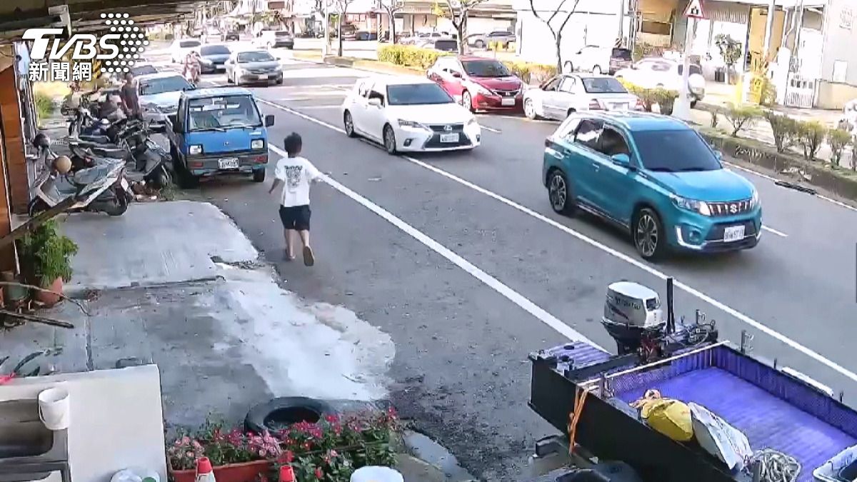 該部自小客車由林姓男子駕駛,疑似因誤打排檔導致車輛爆衝失控。(圖/店家提供)