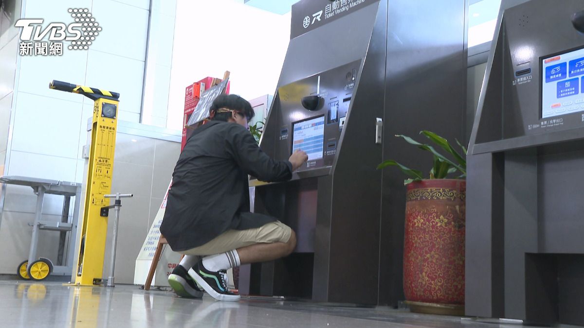 車站「蹲著買票」引熱議，原來是無障礙機台。(圖／TVBS)