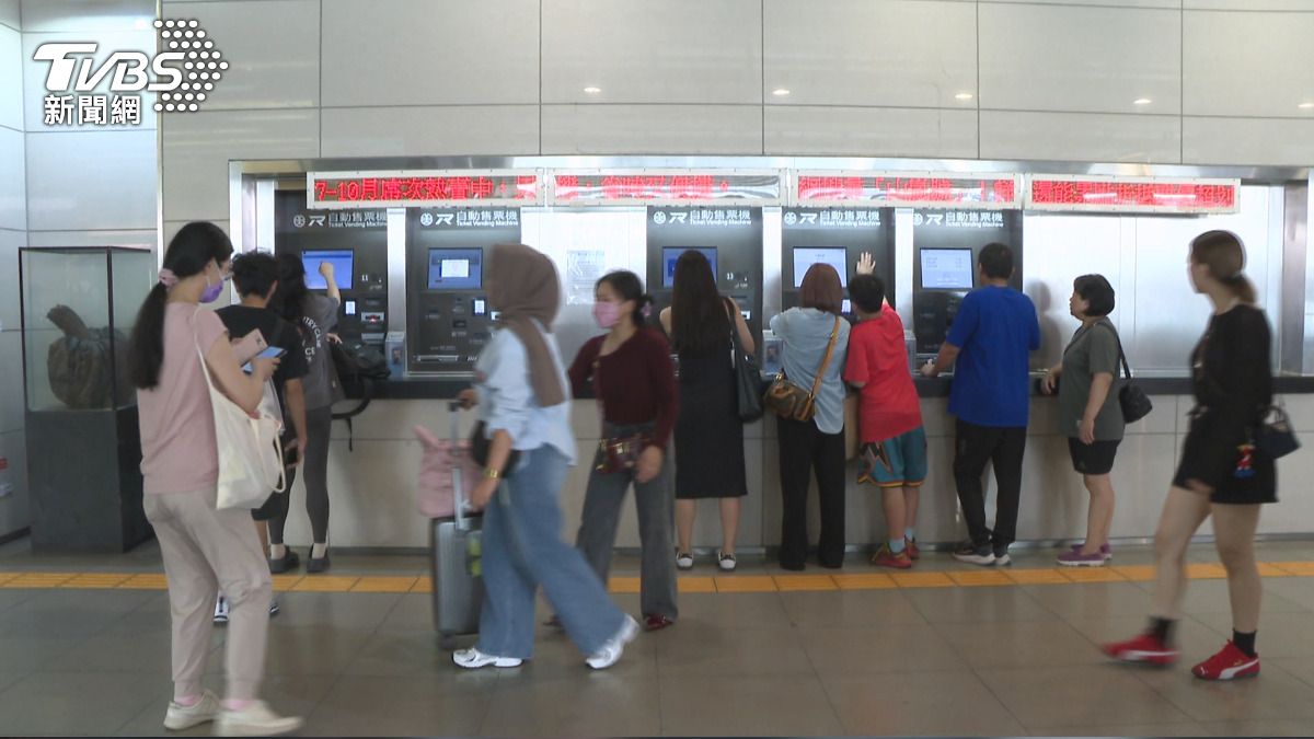 在不遠處就有多部一般高度的售票機可供使用。(圖／TVBS)  