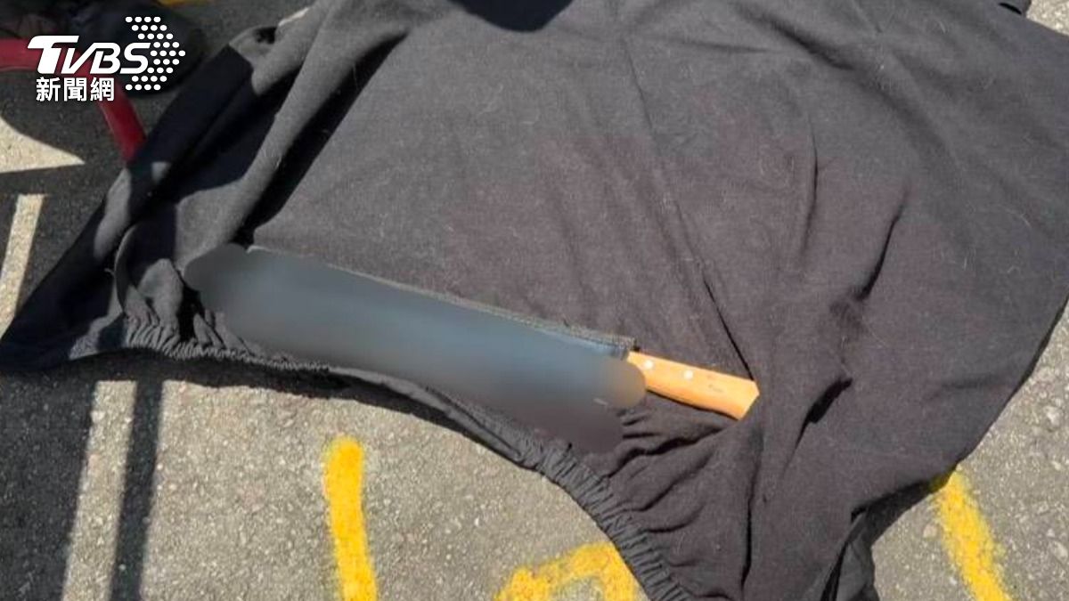 兩人騎偽造車牌的機車上前,持刀揮砍許男,同時噴辣椒水攻擊。(圖/TVBS)
