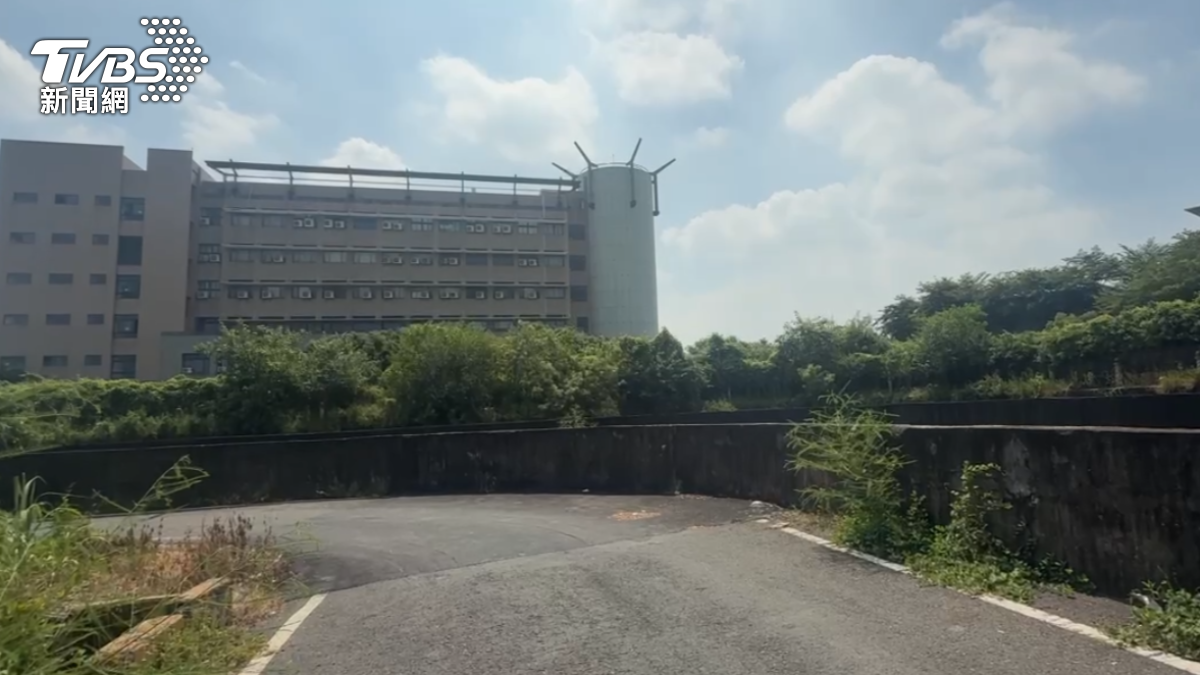 翻牆進入高雄大學,得先爬上1公尺牆,再越過3公尺寬排水溝。(圖/TVBS)