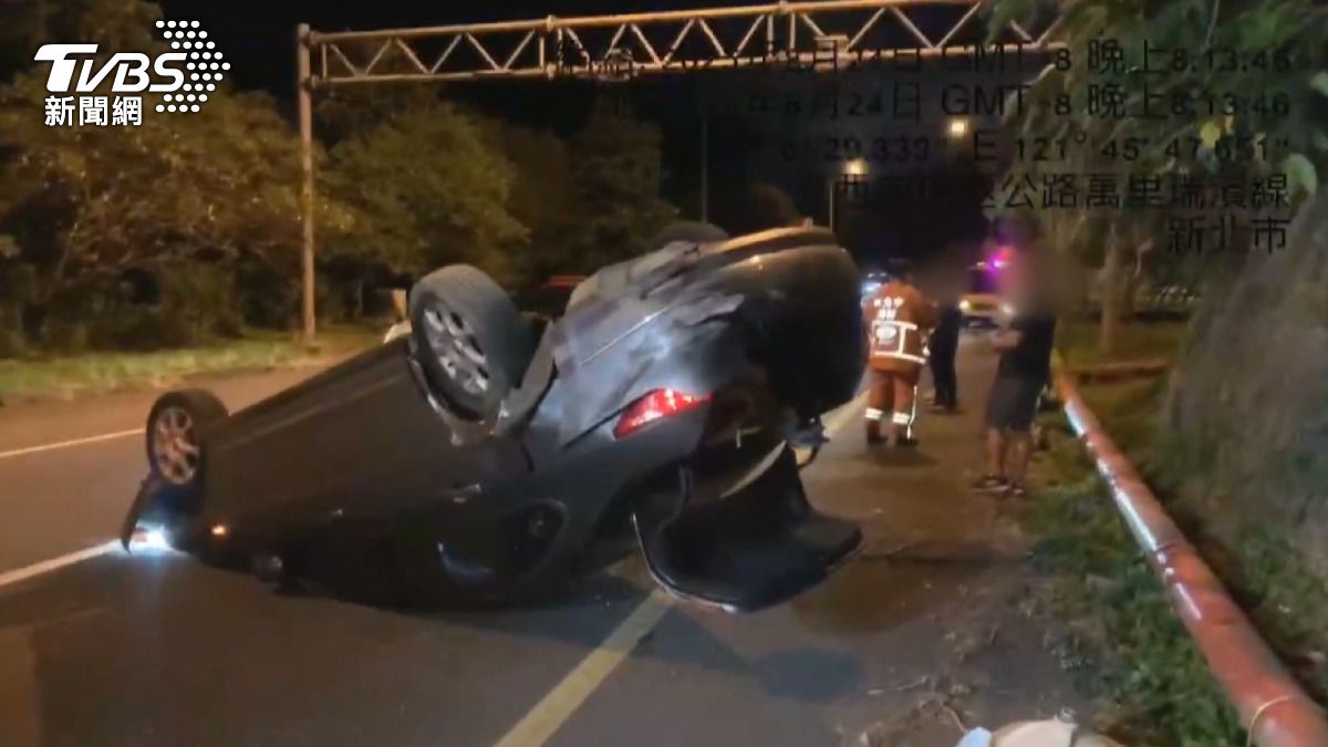 貨櫃車隧道前變換車道釀禍!轎車遭撞「180度大迴轉」撞山壁翻覆。(圖/民眾提供)