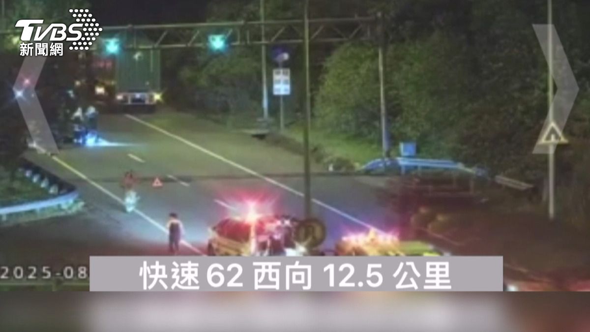 一輛貨櫃車因切換車道不當與轎車發生碰撞,導致轎車失控翻覆。(圖/高工局提供)