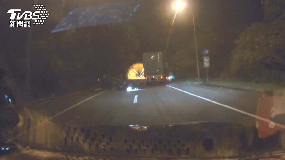 事故現場一片混亂,轎車因撞擊力道大,車身多處凹陷,車殼零件與車內物品散落一地。(圖/民眾提供)