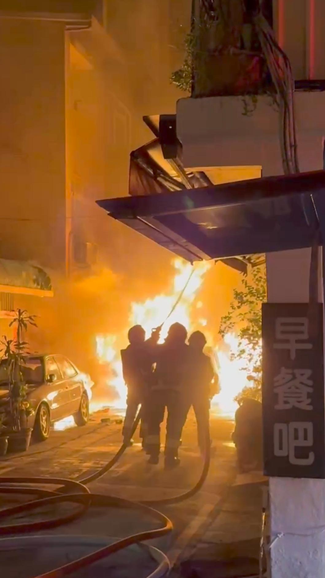 警消趕抵後搶救火勢。(圖/民眾提供)