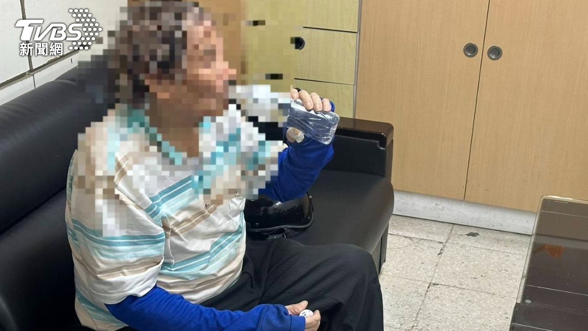 老翁經過救援後回到派出所補充水分,所幸並無大礙。(圖/TVBS)