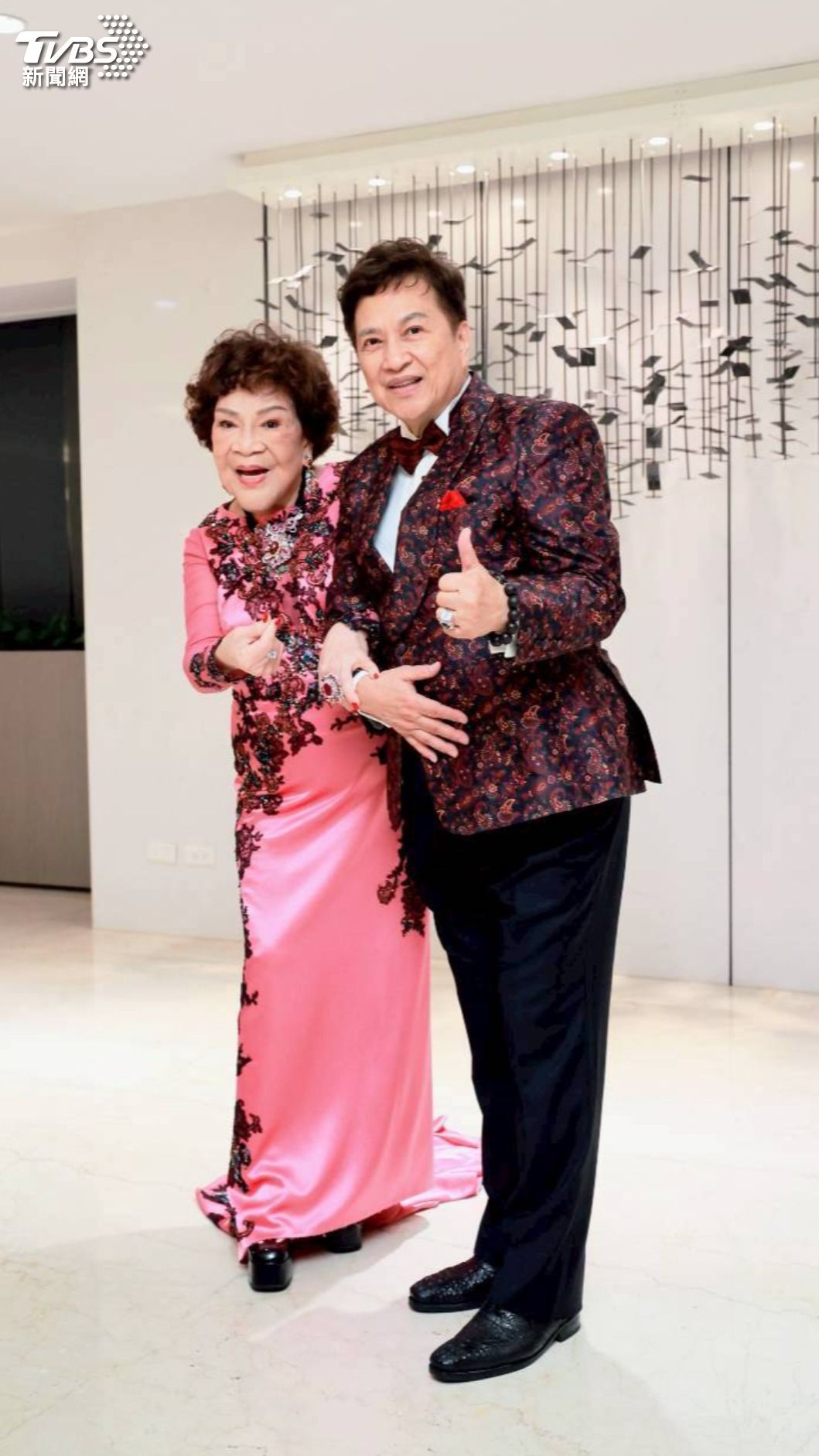 周遊(左)88歲大壽宴請上百人。(圖/趙世平攝)