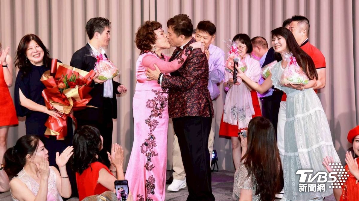 李朝永甜讚周遊(左)有愛滋潤更漂亮。(圖/趙世平攝)