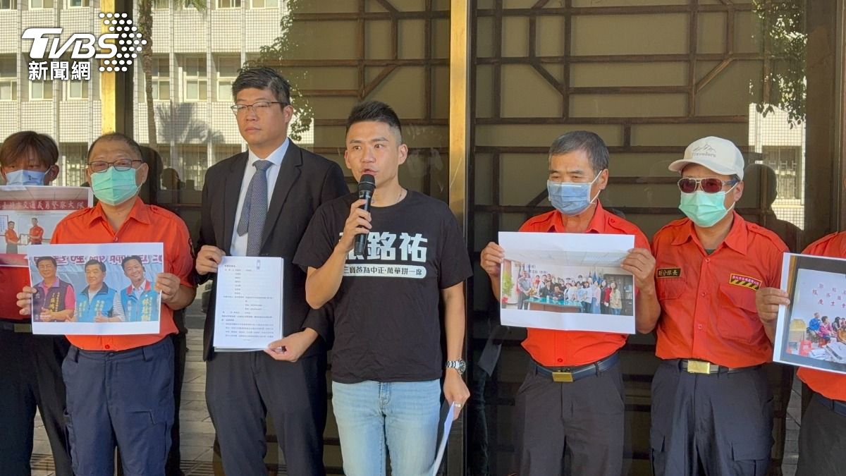 政治評論家張銘祐、律師詹晉鑒、萬華義交中隊吹哨者25日向台北地檢署按鈴提告,萬華義交大隊長辜萬益涉嫌誣告、侵占、公益侵占等罪嫌。(圖/潘千詩攝)