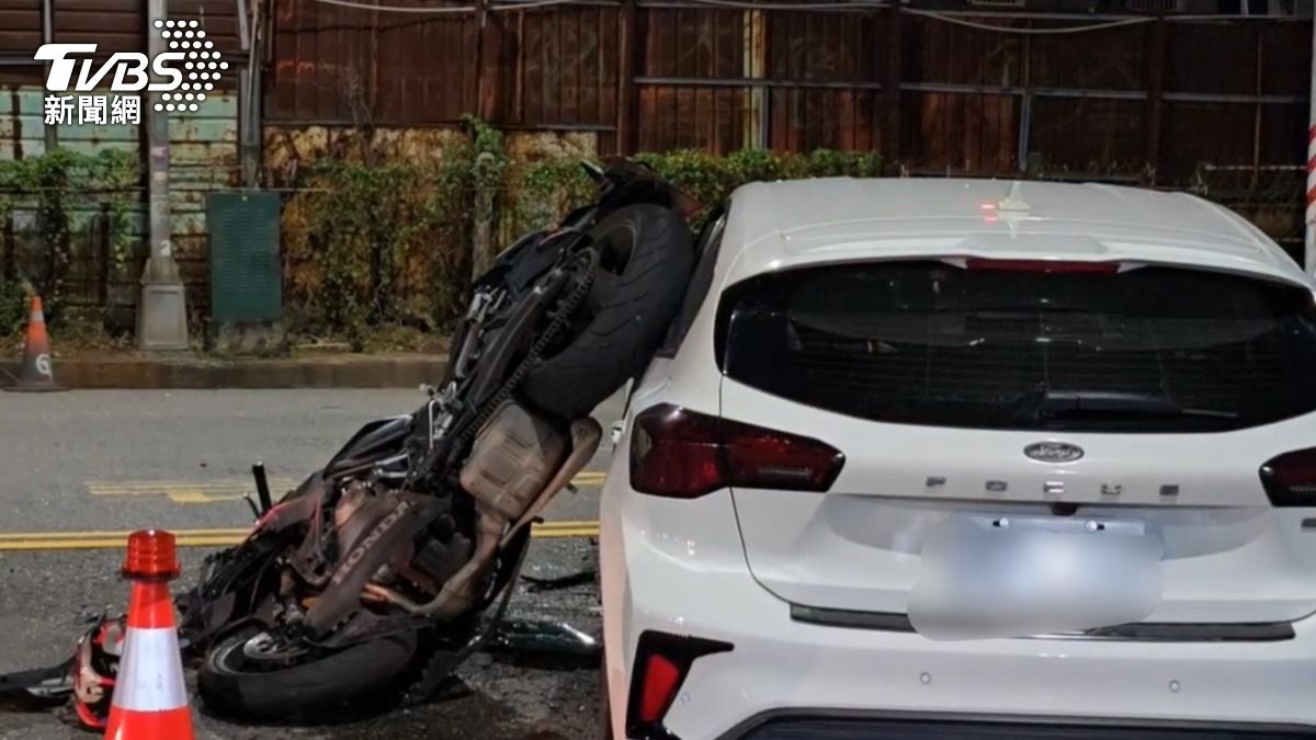 轎車違規迴轉,25歲重機騎士吳男煞車不及撞上。(圖/TVBS)
