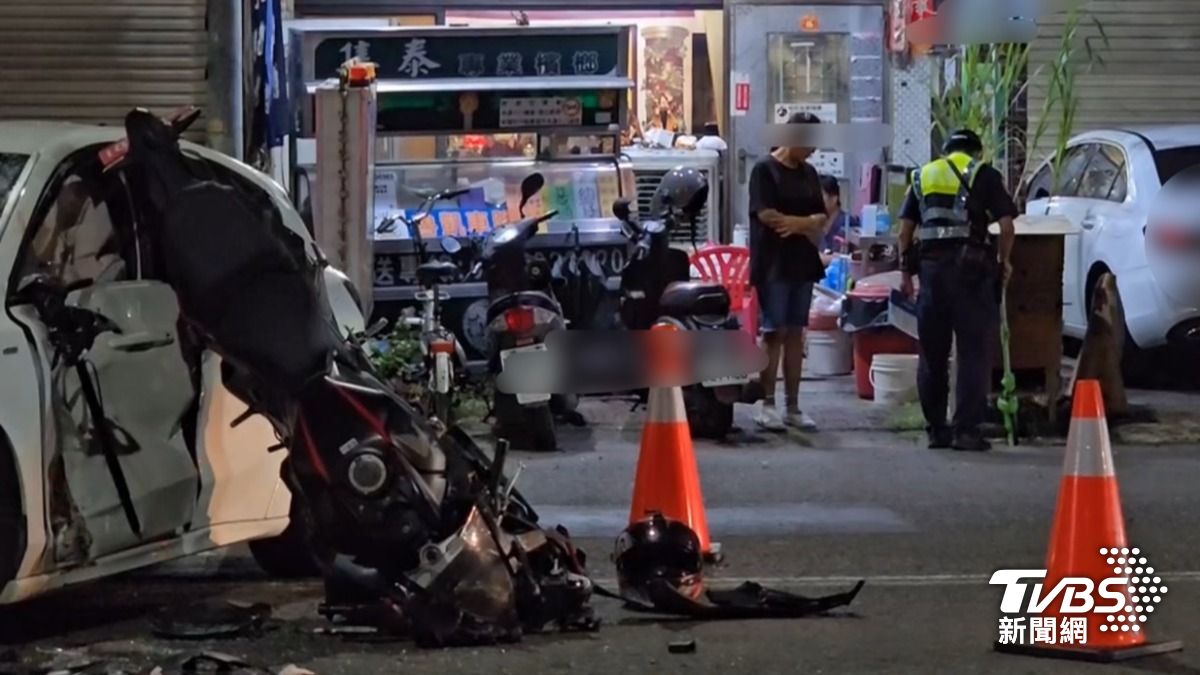要價約40萬的重機「Honda CBR650R」嚴重毀損。(圖/TVBS)