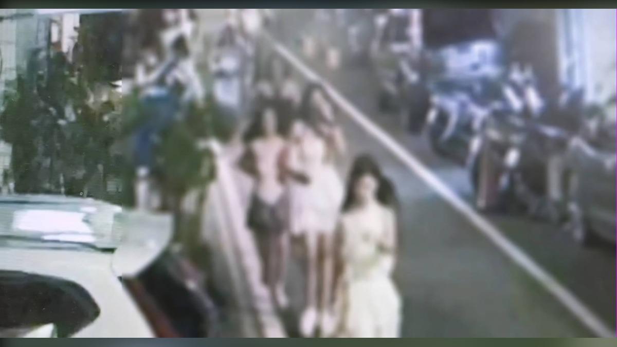 追什麼?一群清涼辣妹暗夜窄巷狂奔 警帶槍追人