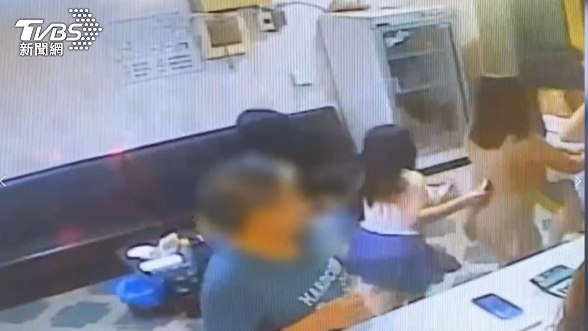 聽到警察臨檢，辣妹全衝到窄巷躲起來。（圖／TVBS）
