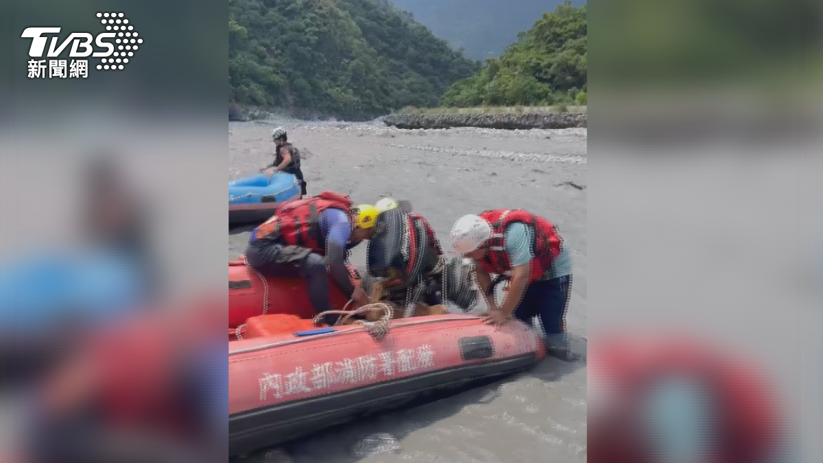 7名遊客在霧台鄉漂漂河時因溪流湍急受困,所幸緊急報警獲救。(圖/TVBS)