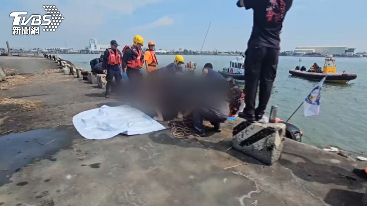 屏東東港有釣客搭波特船出海釣魚,疑似風浪太大翻船落海,不幸身亡。(圖/TVBS)