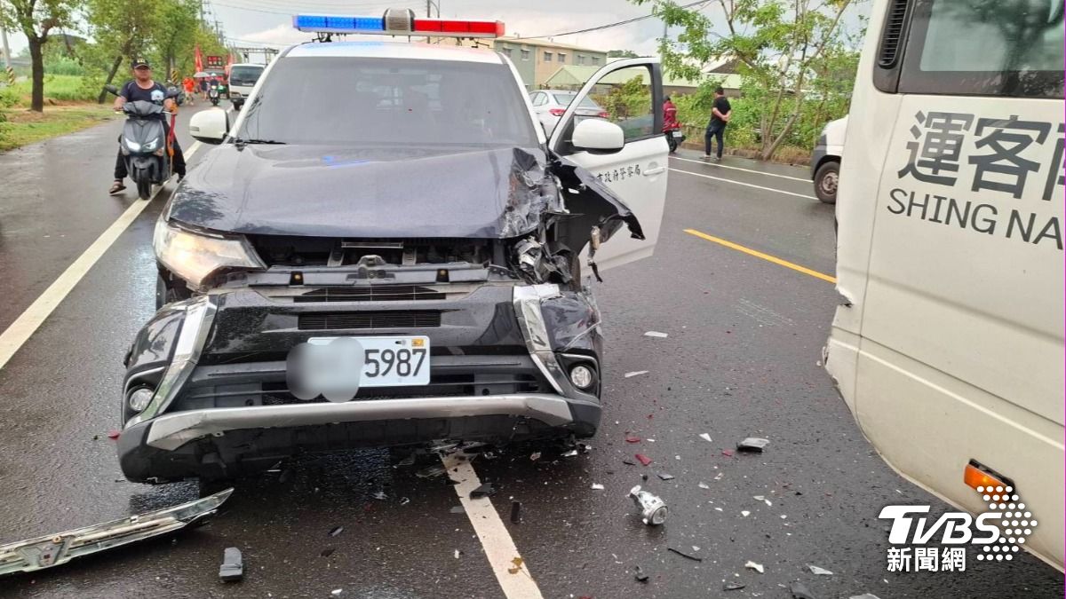 沒在看?!台南警車巡邏追撞公車 車牌「5987」成亮點