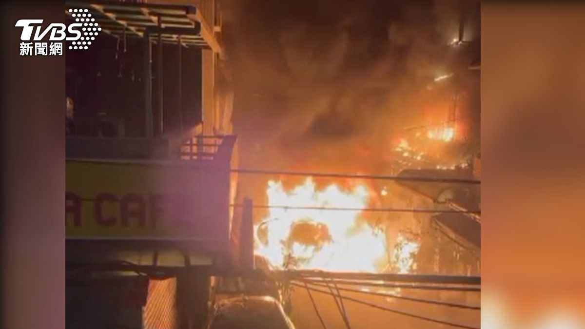 新店深夜轎車遭縱火,近20瓦斯罐爆炸如戰場,8人緊急送醫。(圖/TVBS)