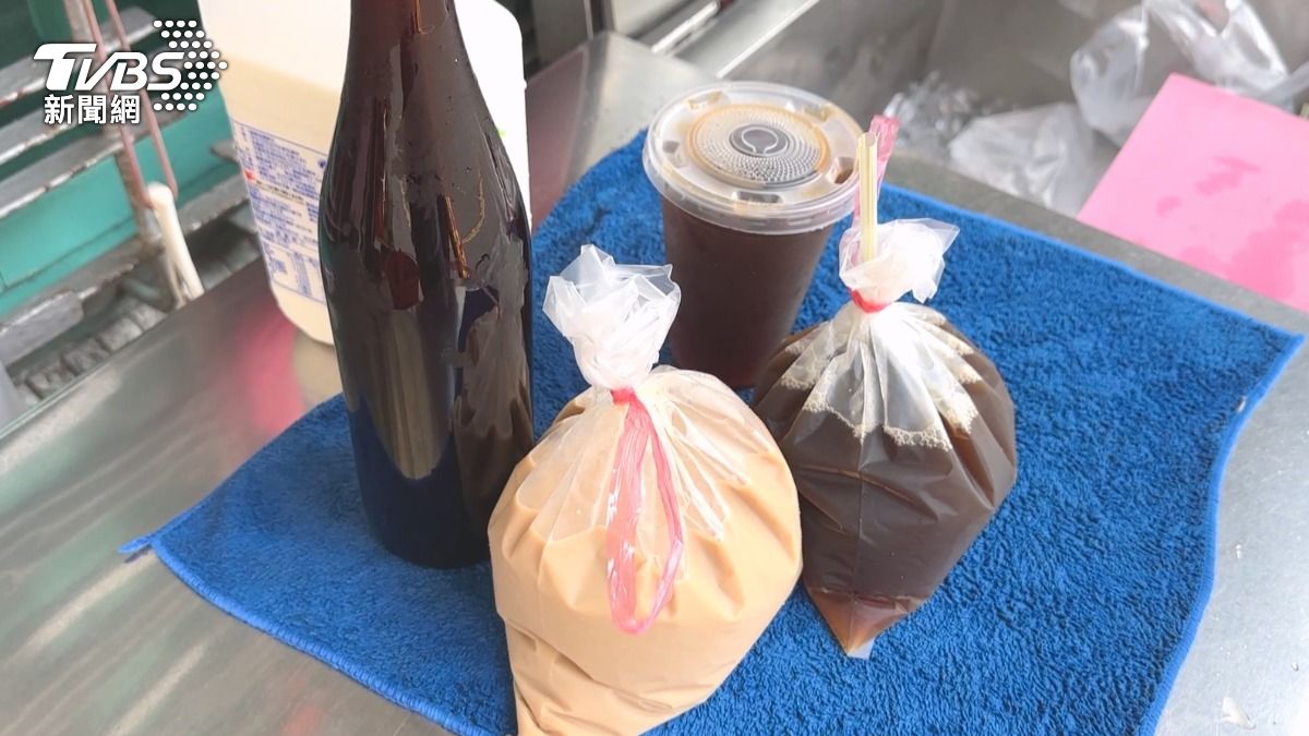 70年老店古早味的「酒瓶紅茶」，販售品項簡單，只有紅茶和鮮奶茶。（圖／TVBS）