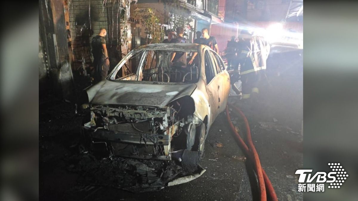 轎車遭縱火燒到剩下骨架,警消現場發現許多助燃劑。(圖/TVBS)