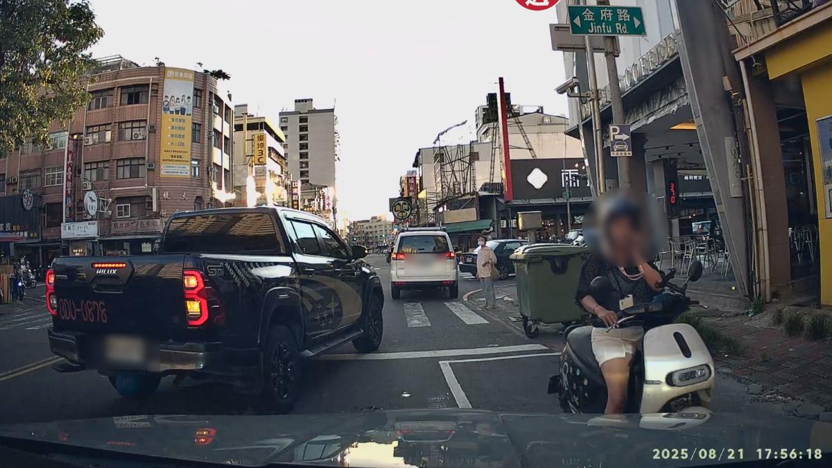 駕駛找到汽車停車位時,發現有婦人騎著機車逆向停在車位。(圖/翻攝Youtube@WoWtchout-地圖型行車影像分享平台)