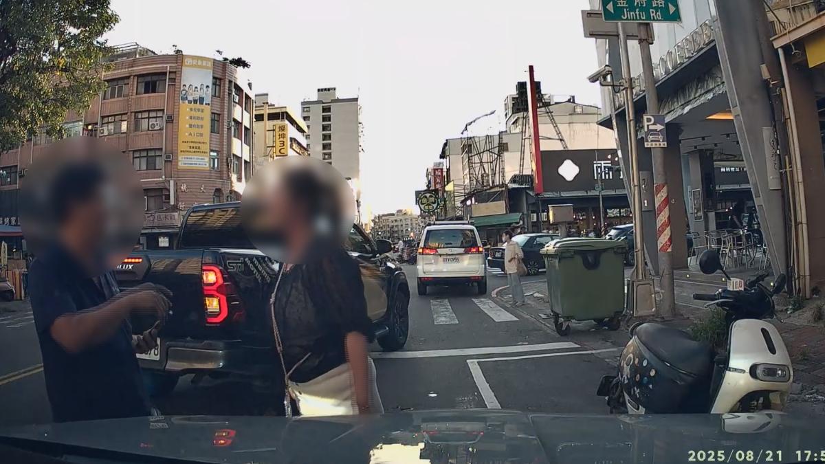 汽車駕駛無法接受這種行為,下車與婦人理論引發爭執。(圖/翻攝Youtube@WoWtchout-地圖型行車影像分享平台)