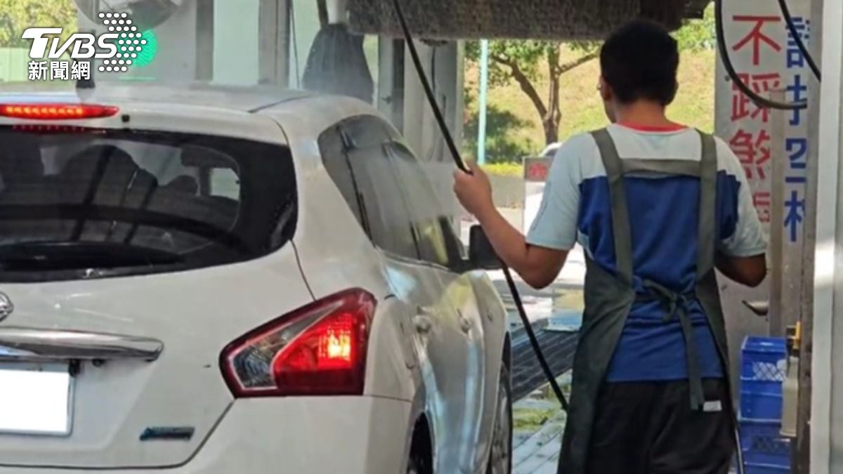 駕駛進入自動洗車機前須遵守規範，操作不慎恐傷愛車。（圖／TVBS）